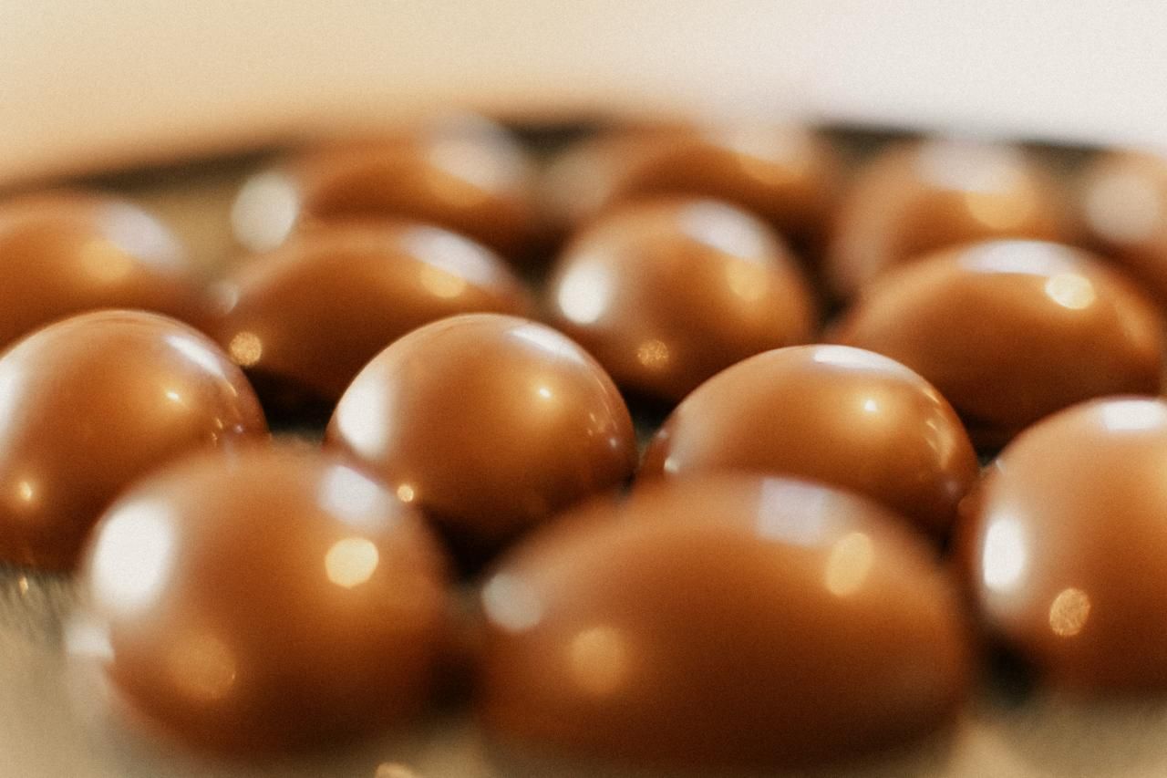 Des rangées de bonbons brillants en chocolat au lait