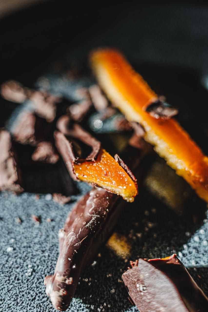 Écorces d'orange confite trempées dans du chocolat noir